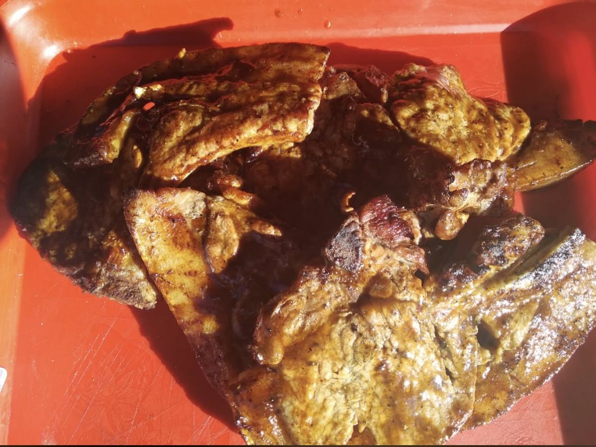 Braaied pork chops on a tray
